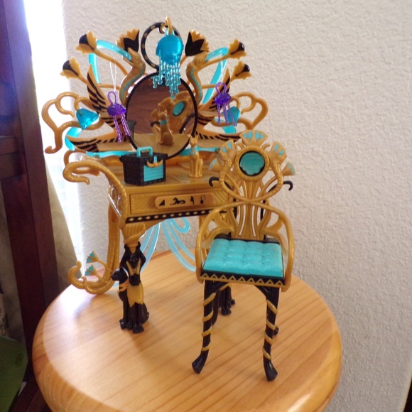 Monster High Cleo de Nile’s Vanity Playset - Picture 1 of 3